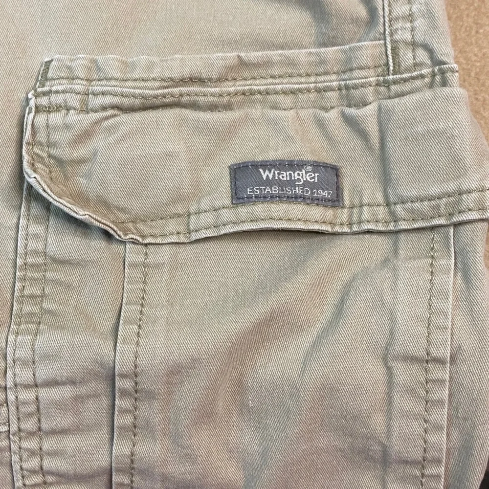 Wrangler Relaxed Fit Men's Cargo Shorts‎ Khaki Tan Sz 44 Hike Casual Outdoor EUC
